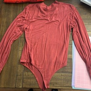 Cute bodysuit with a key hole neck in the back.